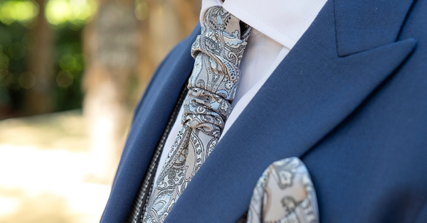 A kravátli olyan jellegű anyagból készül, ami tartást ad a sálnak. Elegáns, esti eseményeken hordják elsősorban, a frakk vagy szmoking kiegészítőjeként.