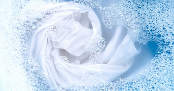 A ruháink tisztán tartásához számos házi praktikát találhatunk. A különféle természetes, otthoni fehérítőknek köszönhetően a fehér ruha valóban fehér marad.
