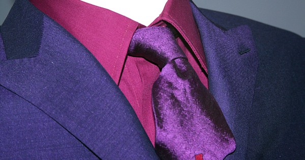 A nyakkendőt érdemes színben is egyeztetni a mindennapi öltözékünkkel. Egy nem passzoló kiegészítő könnyedén elronthatja az összképünket és megjelenésünket.