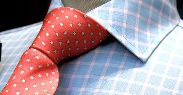 A nyakkendőt sokféleképp díszíthetik, így választhatunk apró mintás, pöttyös, csíkos, egyszínű és kockás modellt. A lényeg, hogy az összkép során illeszkedjen.
