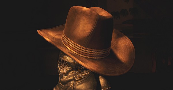 A hamisítatlan western stílust idéző Cowboy kalapot csak abban az esetben érdemes hordanunk, ha az alkalomhoz, stílusunkhoz és egyéniségünkhöz is passzol.