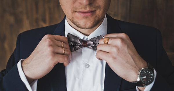 A klasszikus férfidivat egyaránt hangsúlyozza az ember eleganciáját, jó ízlését, státuszát. A nyakkendő és a csokornyakkendő elengedhetetlen része a stílusnak.