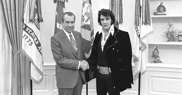 Elvis Presley talán a világtörténelem első világsztárja, aki extravagáns megjelenésével divatot teremtett, mely napjainkig óriási hatással van öltözködésünkre.